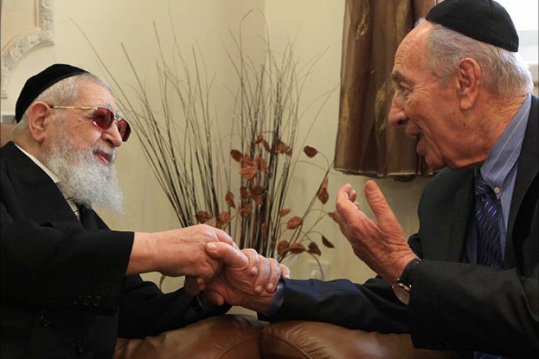 عوفاديا يوسيف مع رئيس اسرائيل شيمعون بيرس- أرشيف خاصة بالجزيرة نت