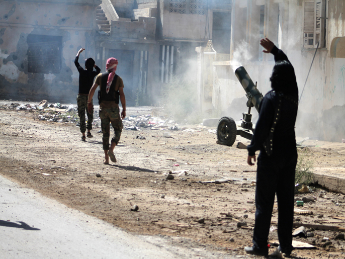 ‪مقاتلو المعارضة يطلقون قذائف باتجاه مواقع للجيش النظامي في دير الزور‬ (الفرنسية)