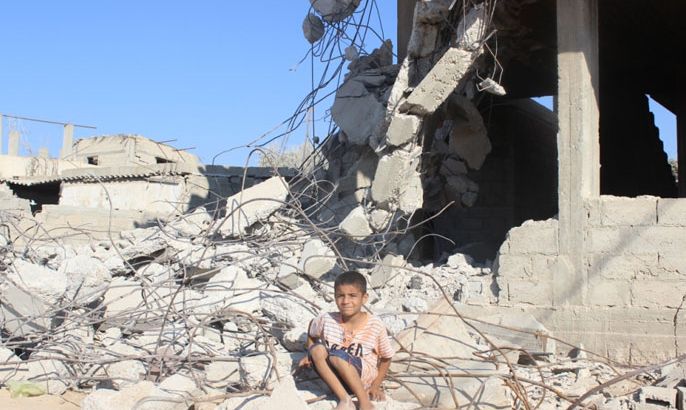 طفل في رفح يتفقد منزل ابويه بعد هدمه