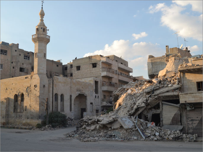 منزل مدمر جراء القصف قرب أحد المساجد بمدينة المعرة (الجزيرة)
