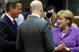 (From L to R) Britain's Prime Minister David Cameron, his Swedish counterpart Fredrik Reinfeldt and Germany's Chancellor Angela Merkel attend a European Union leaders summit in Brussels October 25, 2013. German Chancellor Merkel demanded on Thursday that the United States strike a "no-spying" agreement with Berlin and Paris by the end of the year, saying alleged espionage against two of Washington's closest EU allies had to be stopped. REUTERS/Francois Lenoir (BELGIUM - Tags: POLITICS)