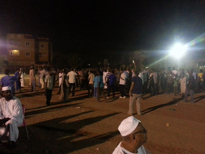 مظاهرة احتجاج ليلية في الخرطوم (الفرنسية)