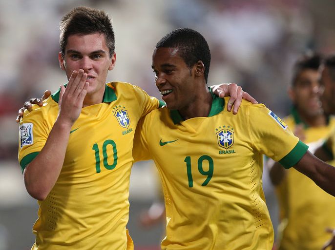 epa03917367 Brazilian player Nathan (L) celebrates with his teammates after scoring goal against UAE during their soccer match at group A preliminary round of FIFA U-17 World Cup UAE 2013 in Abu Dhabi, United Arab Emirates on 20 October 2013. EPA/ALI HAIDER