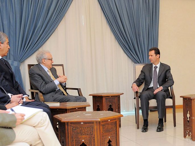 Damascus, -, SYRIA : A handout picture released by the official Syrian Arab News Agency (SANA) on October 30, 2013, shows Syrian President Bashar al-Assad (R) and Ministers meeting with UN-Arab League peace envoy Lakhdar Brahimi (2ndR) in Damascus. Brahimi has been travelling throughout the Middle East to drum up support for Geneva peace talks, and the Syrian leg of the tour is the most sensitive as he needs to persuade a wary regime and an increasingly divided opposition to attend. AFP PHOTO /SANA