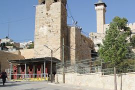 تقرير: الاحتلال يمنع الأذان في المسجد الإبراهيمي - بوابات إلكترونية على مدخل المسجد الإبراهيمي