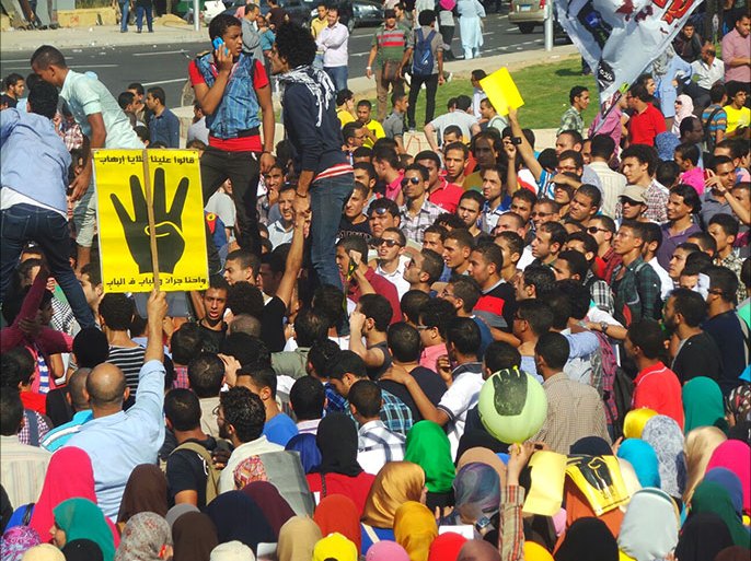 الطلاب رفعوا شعارات رابعة وطالبوا بالإفراج عن زملائهم