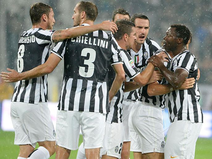 epa03899780 Juventus midfielder Andrea Pirlo (2-R) celebrates with teammates after scoring the 1-1 goal during the Italian Serie A soccer match between FC Juventus and AC Milan at the Juventus stadium in Turin, Italy, 06 October 2013. EPA/Daniel Dal Zennaro