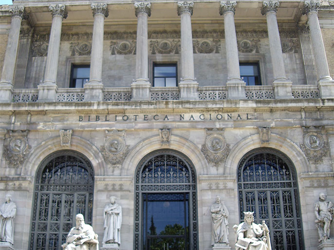 مبنى المكتبة الوطنية الإسبانية يضم ذخائر من الوثائق والمخطوطات العربية (الجزيرة)