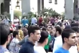 نظم عشرات من طلاب جامعة الأزهر وقفة احتجاجية أمام مكتب رئيس الجامعة بالتزامن مع بدء الدراسة اليوم بعد تاجيلها لنحو شهر.