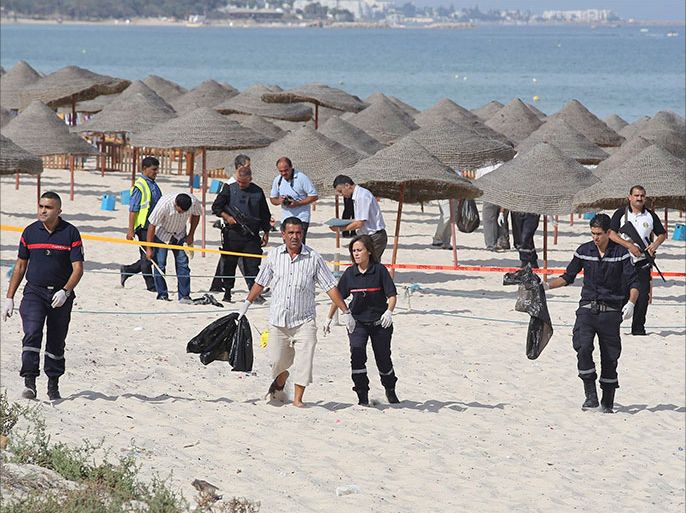 Tunisian policemen investigate near a crime scene on a beach near the tourist resort of Sousse October 30, 2013. A suicide bomber blew himself up without causing other casualties, security sources said.   REUTERS/Mohamed Amine ben Aziza (TUNISIA - Tags: CRIME LAW)