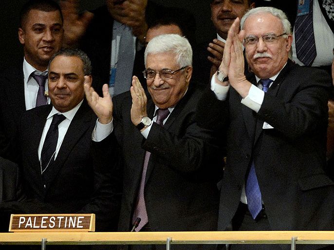 epa03491111 Mahmoud Abbas (C), President of the Palestinian National Authority, Palestinian Foreign Minister Reyad al-Maliki (R) and the Palestinian delegation react after a vote on a resolution to upgrade the status of the Palestinian Authority to a nonmember observer state during the 67th session of the United Nations General Assembly at United Nations headquarters in New York, New York, USA, 29 November 2012