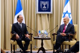 : Israel President Shimon Peres (R) and his French counterpart Francois Hollande share a light moment during a meeting at the presidential residence in Jerusalem on November 17, 2013. France will never tolerate nuclear proliferation, President Francois Hollande vowed as he arrived in Israel for a visit set to be dominated by the dispute over Iran's nuclear programme. AFP PHOTO/POOL/ALAIN JOCARD
