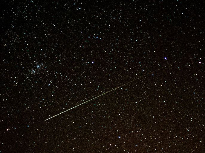 epa03821617 A shooting star illuminates the night sky near Sieversdorf, Germany, 11 August 2013. In the night to 13 August the Perseid meteor shower will exert its maximum splendor