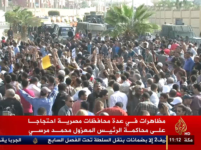 ‪‬ عدة مدن مصرية شهدت مظاهرات احتجاجا على محاكمة مرسي(الجزيرة)