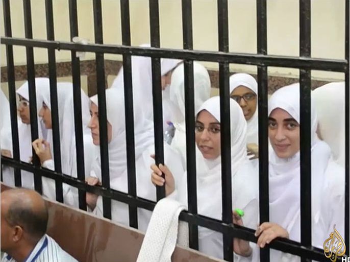 محكمة جنح في الإسكندرية تقضي بالسجن 11 عاما على 14 فتاة شاركن في مظاهرات رافضـة للانقلاب