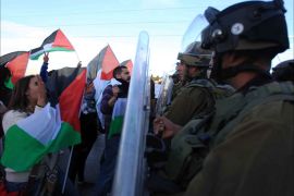فلسطينيون من رام الله يواجهون الاحتلال ضد مخطط تهجير النقب.jpg