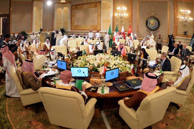 YAZ006 - Kuwait City, -, KUWAIT : A general view shows Gulf Cooperation Council (GCC) ministerial meeting at Bayan Royal Palace in Kuwait city on November 27,2013. AFP PHOTO/YASSER AL-ZAYYAT