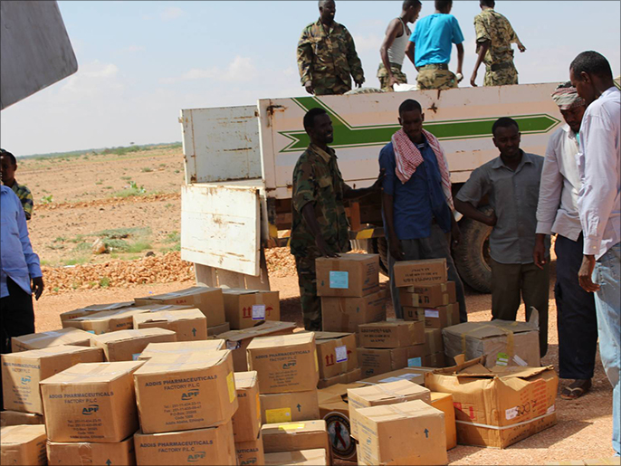 ‪المساعدات الإنسانية القادمة من جيبوتي مكونة من خيم وملابس وأدوية‬ (الجزيرة نت)