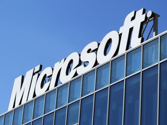 The Microsoft logo is seen at their offices in Bucharest in this file photo from March 20, 2013. Microsoft Corp said October 24, 2013 its fiscal first-quarter profit rose a greater-than-expected 17 percent, as strong sales of its Office and server software to businesses offset weakness in its flagship Windows system. REUTERS/Bogdan Cristel/Files (ROMANIA - Tags: BUSINESS SCIENCE TECHNOLOGY LOGO)