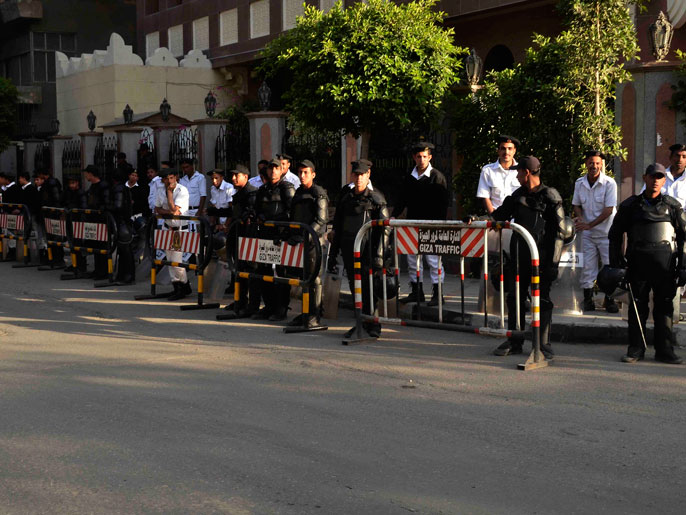 قوات أمن أمام أحد أقسام الشرطة بالقاهرة (الجزيرة)