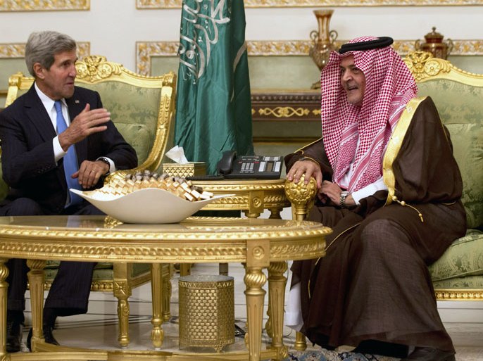JIR22 - Riyadh, -, SAUDI ARABIA : US Secretary of State John Kerry (L) meets with Saudi Foreign Minister Prince Saud Al-Faisal bin Abdulaziz al-Saud (R), upon his arrival in Riyadh November 3, 2013. Kerry flew into Riyadh on a mission to repair ties with America's longstanding ally, which have frayed over the Syrian conflict, Egypt and Iran. AFP PHOTO/POOL/JASON REED
