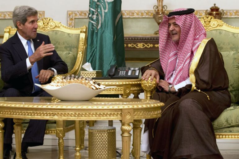 JIR22 - Riyadh, -, SAUDI ARABIA : US Secretary of State John Kerry (L) meets with Saudi Foreign Minister Prince Saud Al-Faisal bin Abdulaziz al-Saud (R), upon his arrival in Riyadh November 3, 2013. Kerry flew into Riyadh on a mission to repair ties with America's longstanding ally, which have frayed over the Syrian conflict, Egypt and Iran. AFP PHOTO/POOL/JASON REED
