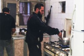 صورة لأحد الثوار في درعا أثناء إعداد الطعام