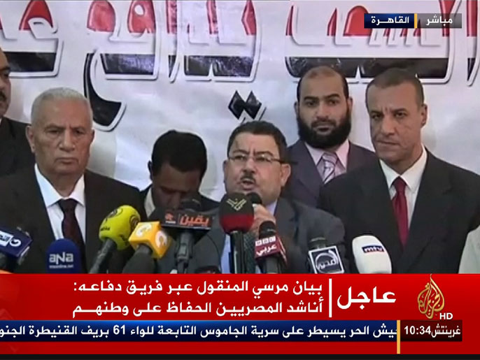 المحامون قالوا إن مرسي رفض توكيل محام للدفاع عنه ودعا لمحاكمة الانقلابيين (الجزيرة)