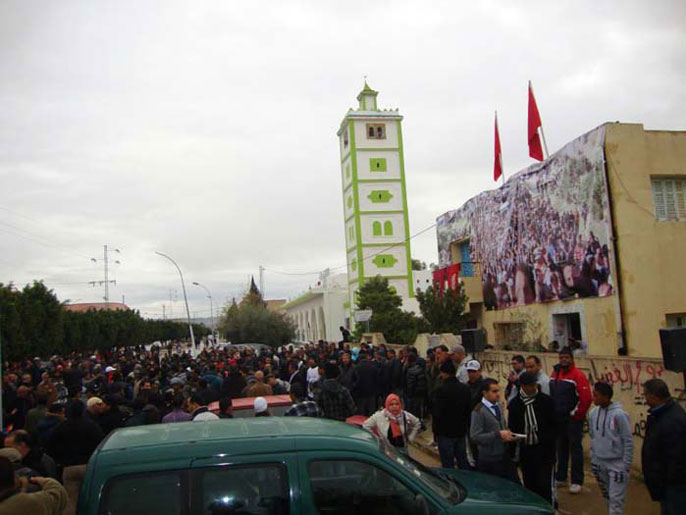 تجمع حاشد أمام مقر الاتحاد الجهوي للشغل بسليانة (الجزيرة)