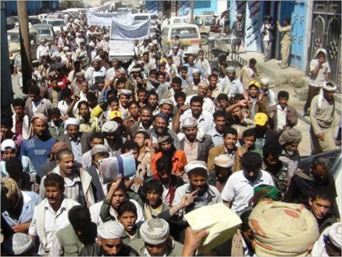 ‪مظاهرة بمدينة البيضاء اليمنية تندد بالانفلات الأمني‬ (الجزيرة)