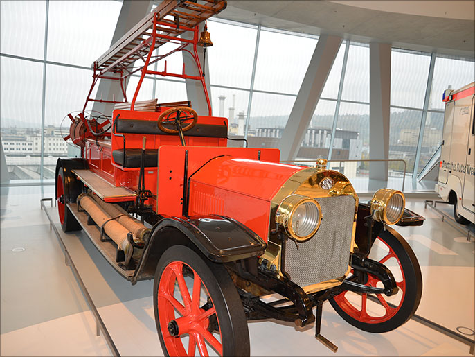 أول سيارة مطافئ بالعالم أنتجتها مرسيدس عام 1912. الجزيرة نت