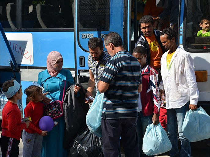 لاجئون سوريون خاطروا بالغرق مع أطفالهم هربا مما أسموه حجيم ليبيا. الجزيرة نت