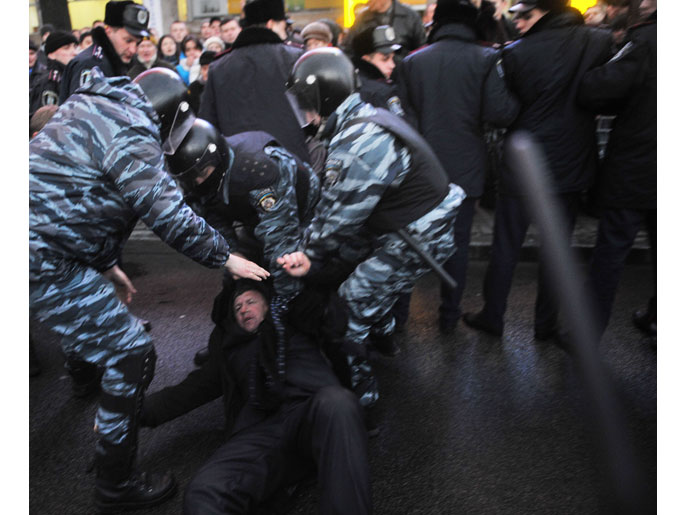 ‪الشرطة الأوكرانية اعتقلت العشرات في المظاهارت التي فضتها صباح اليوم السبت‬ (الفرنسية)