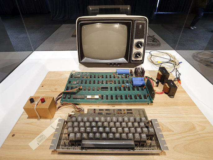  الحاسوب 1 صممه وزنياك وبناه يدويا عام 1976 (الأوروبية-أرشيف) 