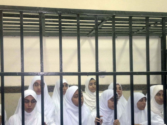 ‪المتظاهرون نددوا بأحكام حبس فتيات الإسكندرية‬ (الجزيرة)