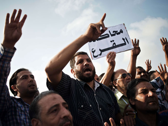‪أنصار الشرعية يتظاهرون ضد محاكمة مرسي‬ (الفرنسية)