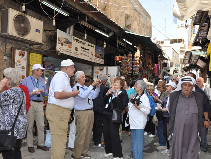 الوفود السياحية تمتنع عن التسوق لدى الفلسطينيين بالبلدة القديمة (الجزيرة نت)