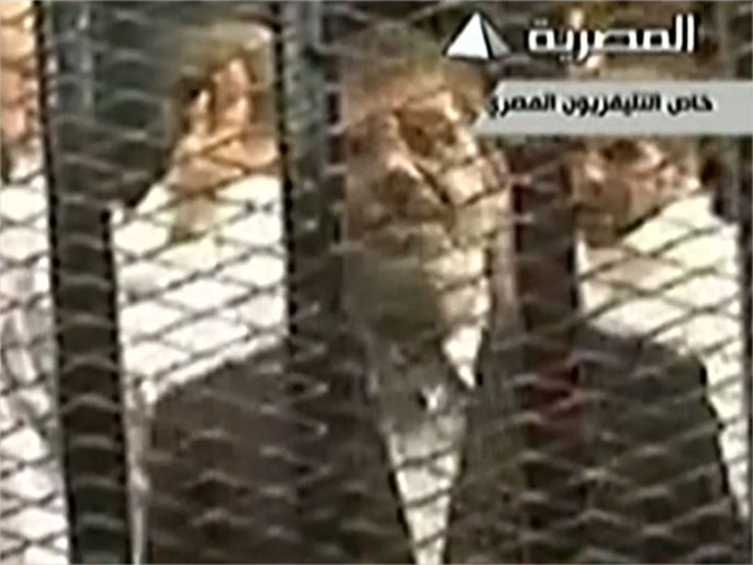 ‪محمد مرسي داخل القفص‬ (الجزيرة)