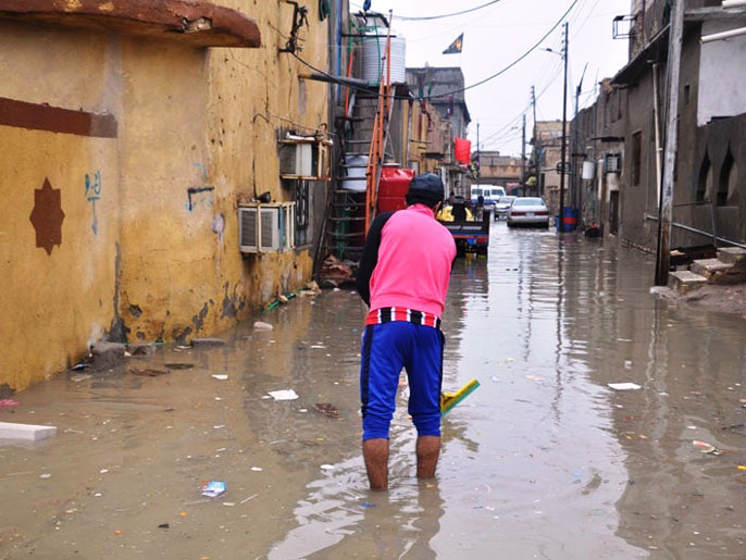 ‪مواطن بصري يعالج مياه الأمطار‬ (الجزيرة)