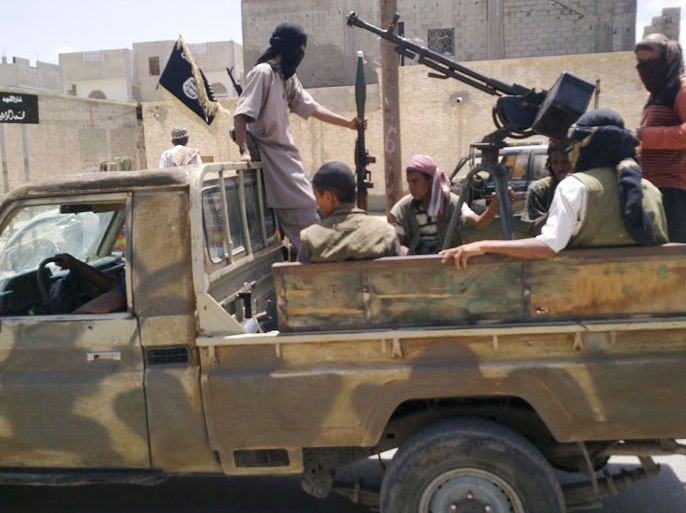 تنظيم القاعدة صعد من شن عملياته ضد قوات الجيش في محافظة أبين (الجزيرة نت - إرشيف)