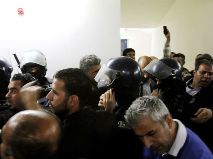 ‪قوات الشرطة الأردنية اقتحمت مقر الرأي قبل‬ قوات الشرطة الأردنية اقتحمت مقر الرأي قبل أيام (الجزيرة)
