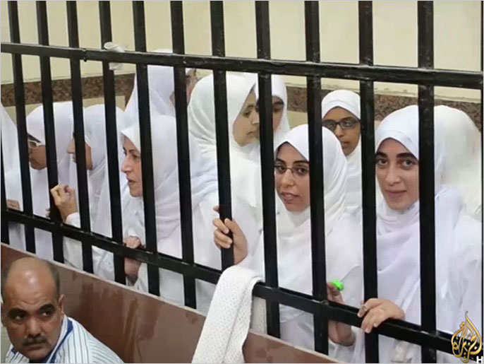 ‪القوى الإسلامية انتقدت الحكم 11 عاما سجنا على متظاهرات في مصر‬  القوى الإسلامية انتقدت الحكم 11 عاما سجنا على متظاهرات في مصر (الجزيرة)