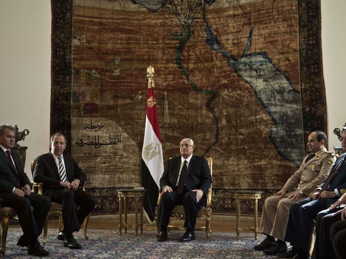 interim president Adly Mansour (C) defense minister Abdlefatah al-Sissi (2ndR) meet with Russian Foreign Minister Sergey Lavrov (2-L), and Russian Defense Minister Sergei Shoigu (L) on November 14, 2013 at the presidential palace in Cairo. The two Russian Ministers Sergei Shoigu hold talks with Egyptian counterparts on weapons sales and political relations during an official visit. AFP PHOTO / KHALED DESOUKI