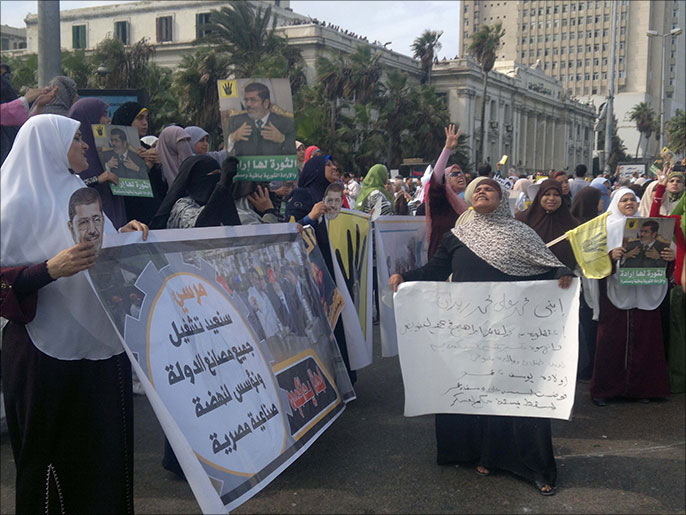 مظاهرات في الإسكندرية رافضةلمحاكمة الرئيس المعزول مرسي(الجزيرة)