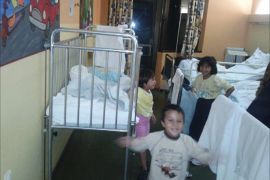 الأطفال الأربعة وهم يتلقون العلاج في مستشفى جزيرة كيفالونيا وذلك بعد إنقاذهم من الغرق خلال المحاولة الأولى للسفر من اليونان الى ايطاليا