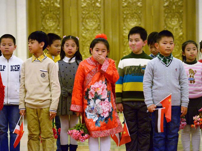 WZ1437 - Beijing, -, CHINA : Chinese children wait for the arrival of Yemeni President Abdrabuh Mansur Hadi and Chinese President Xi Jinping during a welcome ceremony at the Great Hall of the People in Beijing on November 13, 2013. President Abdrabuh Mansur Hadi is on an official visit to China from November 12 to 15. AFP PHOTO / WANG ZHAO