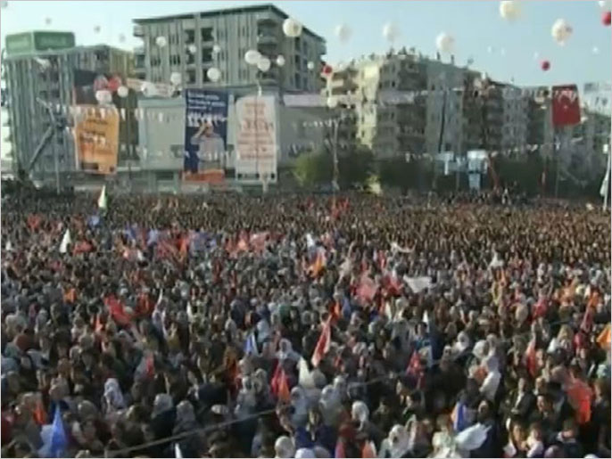 استقبال شعبي حاشد في ديار بكر لأردوغان والبارزاني (الجزيرة)