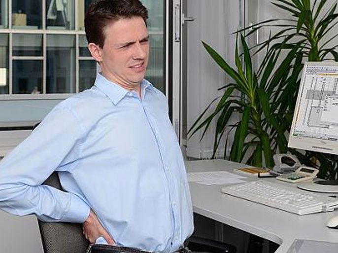 الجلوس لمدة طويلة يصيب موظفي العمل المكتبي بشد في عضلات الظهر