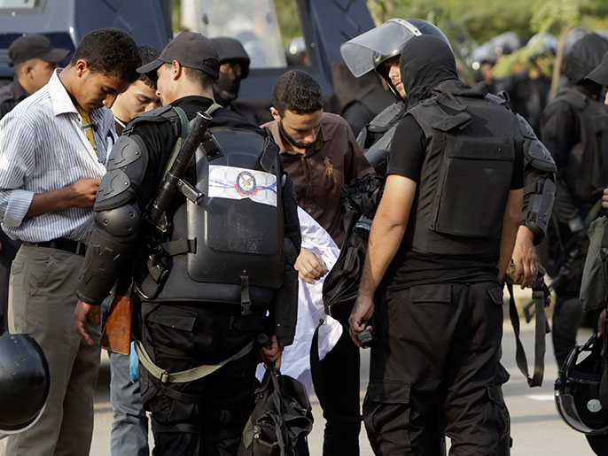 مسؤول أمني كشف عن حشد 20 ألف شرطي لتأمين محاكمة مرسي (رويترز)