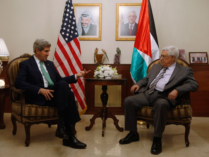 كيري التقى عباس على أن يعود للقاء نتنياهو غدا بإسرائيل (رويترز)